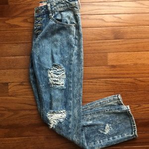 Women’s Ripped Capri Jeans